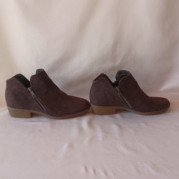 Universal Threads Dark Brown Faux Suede Perforated Ankle Boots Booties Size 8 - Picture 3 of 7